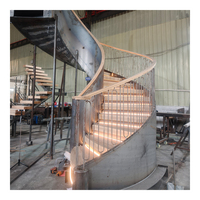 Escalier en colimaçon sur mesure en acier et bois, durable, avec marches lumineuses et rampe métallique, pour hall et maison duplex