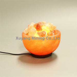 Lampada di Sale con Cornucopia Intagliata a Fiori e Base in Legno per Decorazione Casa - Product Image 2