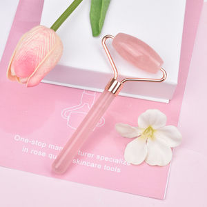 Haute qualité De <span class=keywords><strong>Quartz</strong></span> <span class=keywords><strong>Rose</strong></span> naturel Du Visage Massage Rouleau de Jade ensemble <span class=keywords><strong>gua</strong></span> <span class=keywords><strong>sha</strong></span> outil de massage pour <span class=keywords><strong>le</strong></span> visage et <span class=keywords><strong>le</strong></span> - Product Image 3