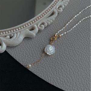 Collier en perles d'eau douce naturelles exquises avec turquoise artificielle, style minimaliste unique et luxueux - Product Image 3