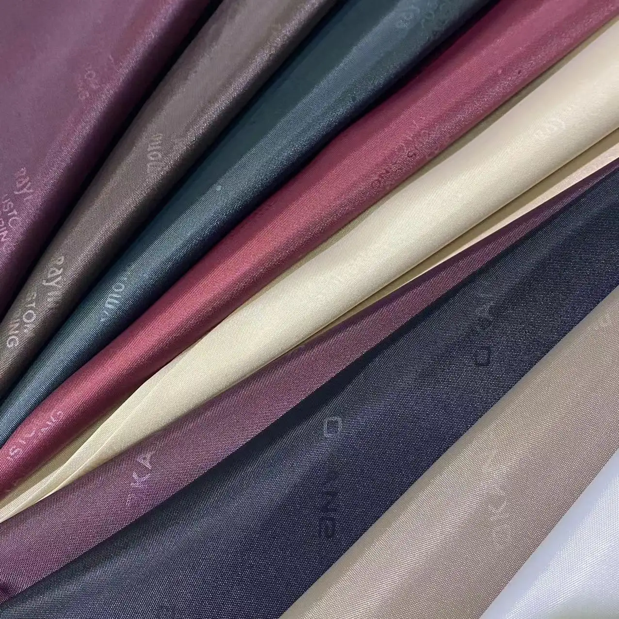 190T tafta düz boyalı özel kabartma desenleri Polyester tafta astarlık kumaş ile mükemmel el duygu