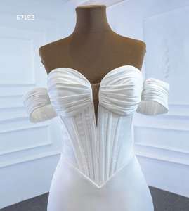 Vestido de Novia QUEENS GOWN, Estilo Sirena/Trompeta, Satinado, Diseño Sencillo, Hombros Descubiertos, Cuello en V, con Falda Voluminosa - Product Image 3