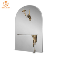 Table console moderne de luxe avec base sculpturale or rose et miroir arqué, table d'entrée pour la décoration de couloir, mobilier haut de gamme Daylight