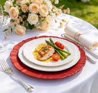 Assiette de présentation en plastique rouge, bord festonné décoratif pour la mise en table de mariage, banquet ou fête