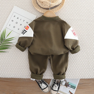 Conjunto de tres piezas deportivo para bebé, conjunto de tres piezas con pantalones de manga larga y cuello redondo a juego para niños, primavera 2025 al por mayor