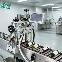 Machine de marquage laser plastique haute performance avec unité de positionnement rotative pour le codage des bouteilles de produits chimiques quotidiens