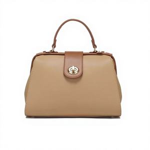 Sac seau de week-end en cuir PU design - Mode, portable, fermeture éclair, pour toutes les saisons - Product Image 1