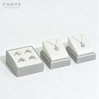 Ensemble de présentoirs à bijoux professionnels FORTE White Custom, en cuir PU, pour bagues, montres, colliers et autres bijoux.