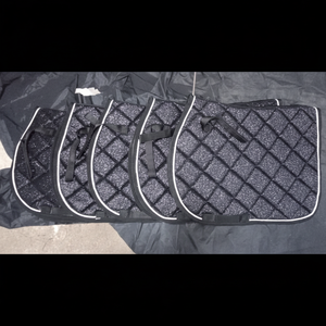 À VENDRE TAPIS DE SELLE DE DRESSAGE DE CHEVAL ET TAMPONS DE SAUT DE COULEUR NOIR EN DOLLAR 6 CARTES DE CRÉDIT TAILLE ACCEPTÉE PLEINE COB - Product Image 1