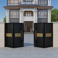 Portail d'entrée double battant personnalisé et exclusif, avec poignée ronde, en or sculpté à motif clé grecque et serrure intelligente, pour grande villa et propriété.