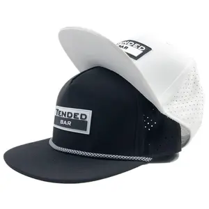 Chapéu de beisebol respirável com corte a laser unissex preto e branco de poliéster premium OEM com boné snapback de bico plano com remendo de PVC personalizado de corda