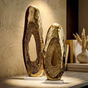 Sculpture en tôle métallique faite à la main avec base en marbre blanc, finition plaquée or, design en relief, objets décoratifs - Product Image 1