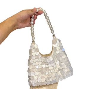 Pochette <span class=keywords><strong>de</strong></span> mariage délicate et éthérée <span class=keywords><strong>de</strong></span> style français avec fermeture éclair en nacre et sequins, ornée <span class=keywords><strong>de</strong></span> perles rondes, au charme féerique - Product Image 6