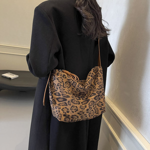 Sac à bandoulière personnalisé, matériau souple, imprimé léopard et embellissement de nœud en cuir - Product Image 5