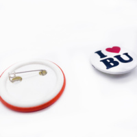 Lettre au design personnalisé logo Badge personnalisé Insigne de bouton en fer blanc en métal bon marché Cadeau commémoratif