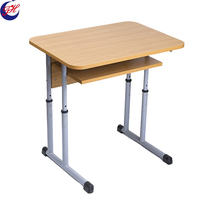 Ensemble de bureau et chaise d'étudiant pour salle de classe moderne avec structure tubulaire en acier, finition couleur bois, hauteur réglable, design écologique