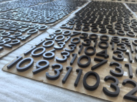 Panneaux de numéros de porte d'hôtel en aluminium peint en gros |   Fabricant de plaques de porte d'hôtel sur mesure de précision