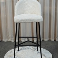 Tabouret de bar en bouclette blanc crème, rembourré, avec pieds coniques en métal noir et repose-pieds en forme de H pour comptoir de bar