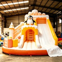 Structure gonflable combinée toboggan aquatique et piscine à jets d'eau sur le thème de la neige pour enfants, idéale pour la location en maternelle et parcs d'attractions