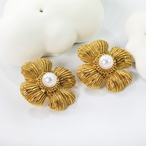 Boucles d'oreilles clous vintage irrégulières en acier inoxydable plaqué or 18 carats PVD, motif fleur marguerite et perle, pour femmes, vente en gros - Product Image 2