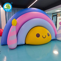 Arche gonflable arc-en-ciel avec un soleil souriant mignon, grande décoration gonflable arc-en-ciel pour les fêtes d'anniversaire des enfants