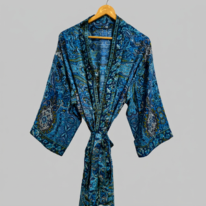 Kimono vintage de seda con patchwork de sari, túnica larga para cubrir el bikini, ropa de dormir, hecho a mano en India con seda de sari reciclada. - Product Image 1