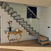 Escalier droit moderne intérieur en acier inoxydable sur mesure CBMmart avec poutre simple en forme de U