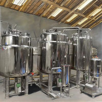 Installation d'équipements de brasserie commerciale avec plusieurs réservoirs en acier inoxydable et réseau de tuyauterie intégré