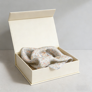 Caja Magnética de Lujo Personalizada, Decorada Estilo Libro, con Laminado Mate y Estampado en Dorado para Joyería y Empaque de Boutique - Product Image 1