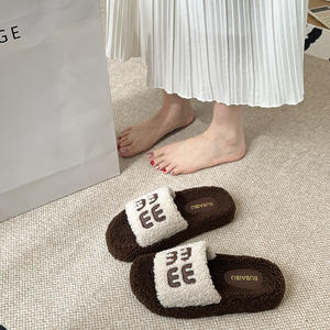 Nouvelles pantoufles chaudes d'automne et d'hiver, motif lettres tendance, à porter à l'extérieur, en PVC, réductions en gros - Product Image 2