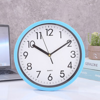 Stilvolle Moderne Digitale Quarz-Wanduhr LUMINOVA mit Schlummerfunktion, Elektronischem Kalender und Temperaturanzeige für Wohnzimmer