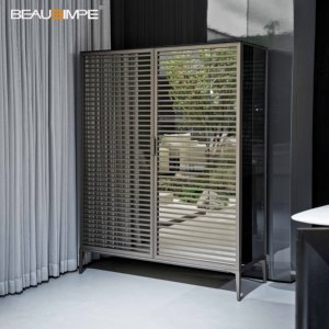 Armoire bar minimaliste <span class=keywords><strong>Alambra</strong></span>, finition bronze antique et bois naturel, personnalisable pour villas de luxe et salons d’hôtels - Product Image 1