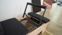 Machine de Pilates Reformer Commerciale avec Barre de Repose-Pieds Intégrée en Bois d'Érable Écologique et Durable pour Studio de Santé et Pratique de Pilates Corporel