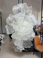 Grandes fleurs personnalisées faites à la main, fleurs géantes personnalisées, grande installation artistique en organza et soie pour la décoration de scène de mariage