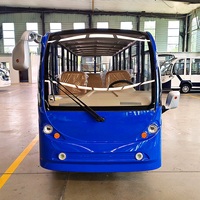 Bus touristique électrique bleu à toit ouvert pour le transport de passagers en groupe à l'aéroport et sur le campus