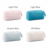 Pochette de maquillage matelassée bleu sarcelle avec fermeture éclair dorée et pompon, trousse de toilette de voyage douce et organisatrice