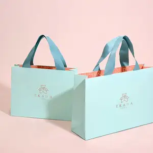 कस्टम लोगो लक्जरी Paperbag बुटीक खुदरा कपड़े पैकेजिंग के साथ शॉपिंग बैग उपहार बैग पेपर बैग लोगो