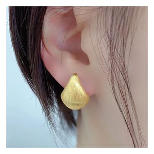 Pendientes de tuerca Xinfly AU750 para mujer, de oro de 18 quilates, estilo retro, con forma de abanico y acabado cepillado. - Product Image 1