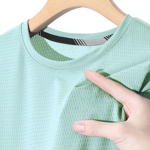 T-shirts personnalisés en polyester à séchage rapide pour hommes, vente en gros à bas prix, impression de logo sur mesure, t-shirts de sport pour hommes - Product Image 3