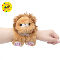 Adorable bracelet slap en peluche lion, poupée en peluche douce et portable, jouet amusant pour le quotidien et cadeau d'anniversaire délicat