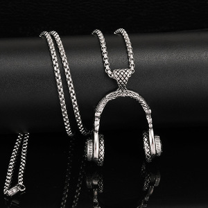 Collier pendentif casque audio inspiré de la musique rock, très populaire, pour le commerce transfrontalier Europe-Amérique ; Chaîne longue unisexe style hip-hop pour pull - Product Image 4