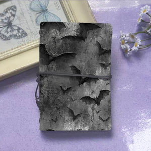 Carnet A6 avec pendentif en feuille Charmant pour les listes de vocabulaire et les notes de grammaire des étudiants en langues Chauves-souris sur un motif de mur fissuré - Product Image 2