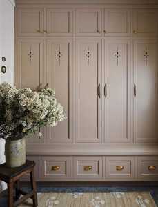 Armoire intégrée moderne blanche avec portes à panneaux et éclairage supérieur - Product Image 2