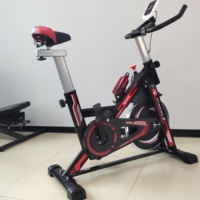 Vélo d'intérieur en acier inoxydable avec système de freinage magnétique pour le cyclisme à domicile