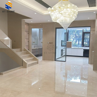 Carrelage intérieur moderne pour appartement, en marbre blanc doré KT STONE, veinage à effet de brossage brun doré, pour plancher de salon ouvert.