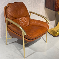 Fauteuil de salon style rétro marron en cuir ciré avec accoudoirs en laiton martelé et dossier festonné en forme de pétale, siège d'appoint pour salon et appartement