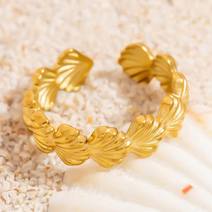 Pulsera de Conchas Serie Océano, Chapada en Oro de 18K, Diseño Geométrico Abierto, Ajustable, de Acero de Titanio, Joyería Unisex, Regalo - Product Image 4