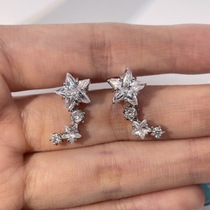 ต่างหูเพชรทรงดาวชุบทองเหลืองสำหรับผู้หญิง ดีไซน์คลาสสิก สวยสง่า จากเทียนหยู เจ็มส์ - Product Image 2