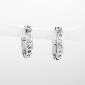 Orecchini a Cerchio Minimalisti con Connettore, Gioielli Semplici e alla Moda con Accenti Scintillanti - Product Image 5