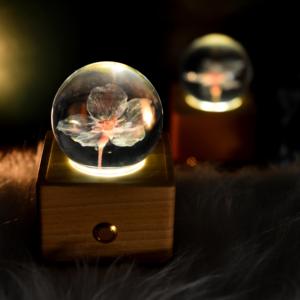 Lovebay, regalos de Navidad para bodas, flores de cerezo individuales reales en bola de cristal con luz LED, Bola de flores preservadas - Product Image 6
